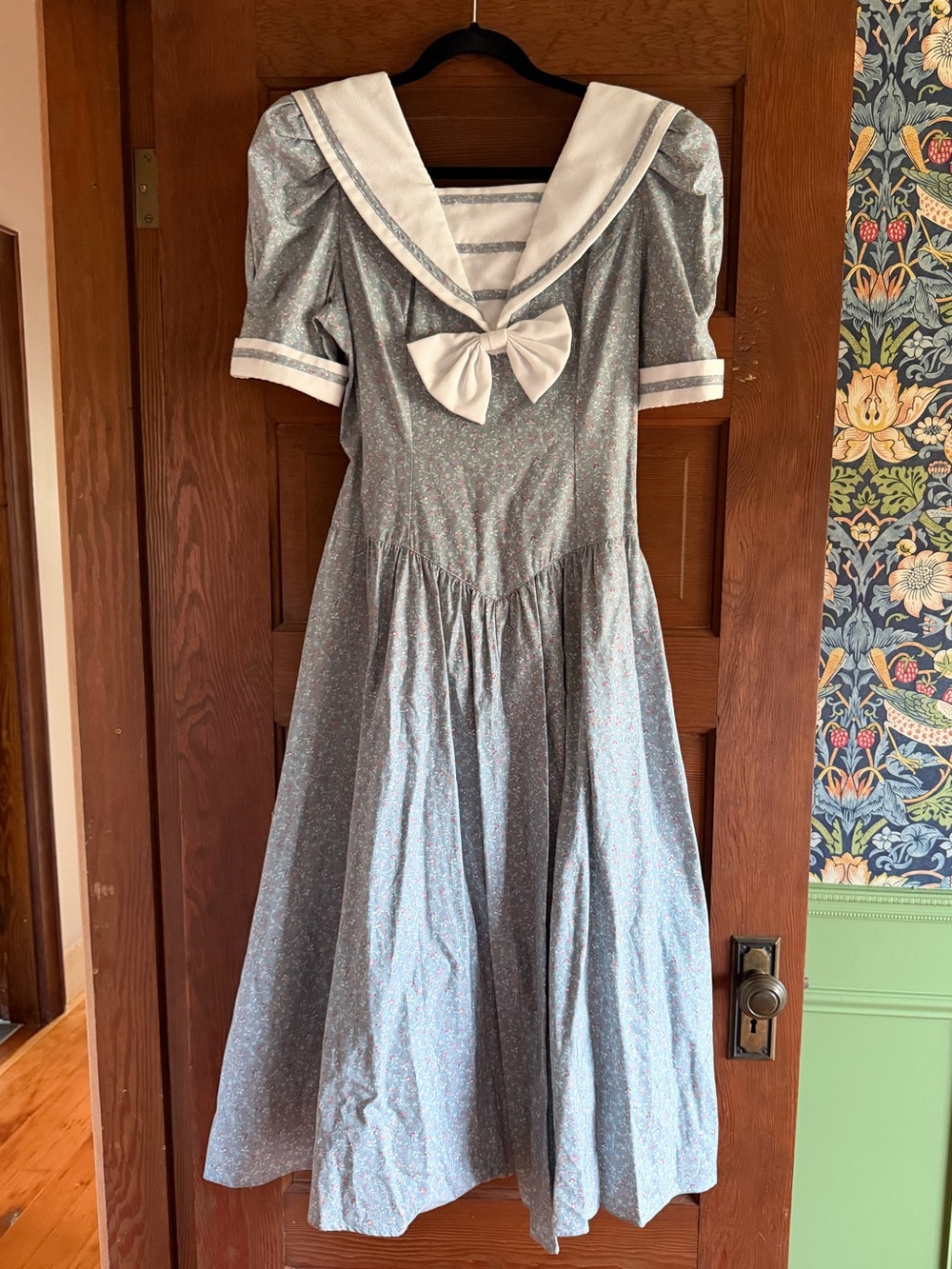 Vintage Women’s Sailor Collar Blue Floral Dress with Bow Size 13/14